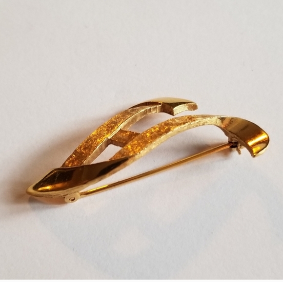 Vintage letter A brooch textured gold tone pin initial alphabet - Picture 5 of 8